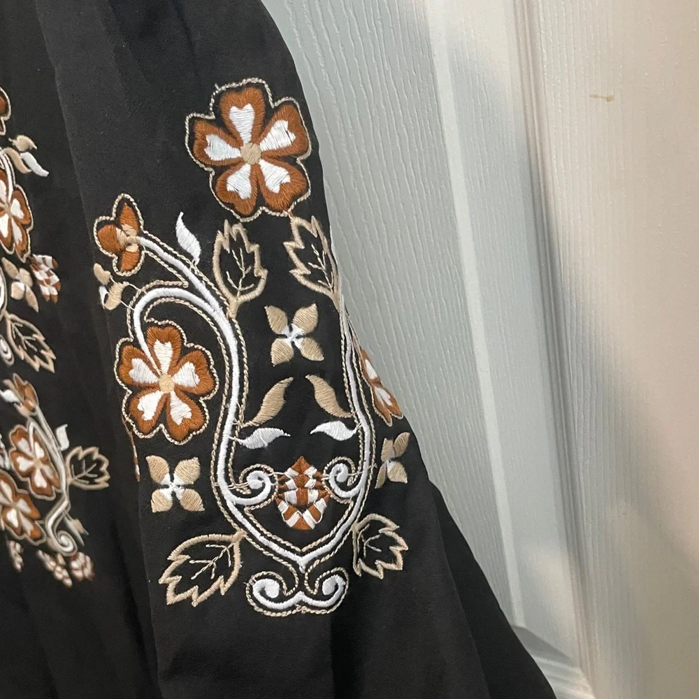 Soft Focus Black Floral Embroidered Tunic - Picture 6 of 6